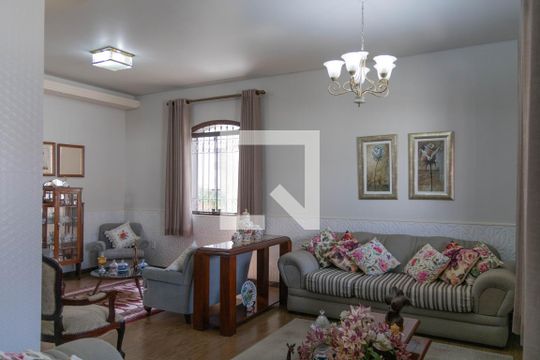 Casa à venda com 3 quartos, 375m² em Camargos, Belo Horizonte