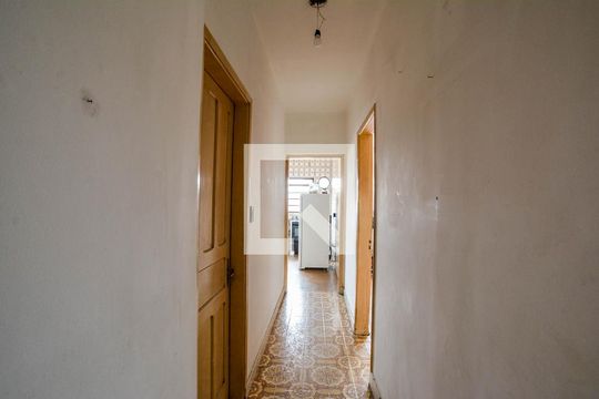Corredor de casa à venda com 3 quartos, 250m² em Vila Vitória, Santo André