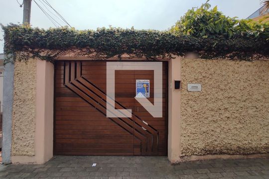 Fachada de casa à venda com 3 quartos, 250m² em Vila Vitória, Santo André