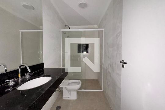 Banheiro da Suíte de apartamento para alugar com 1 quarto, 64m² em Parque das Nações, Santo André