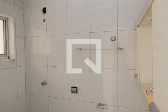 Banheiro de serviço de casa para alugar com 2 quartos, 164m² em Veleiros, São Paulo