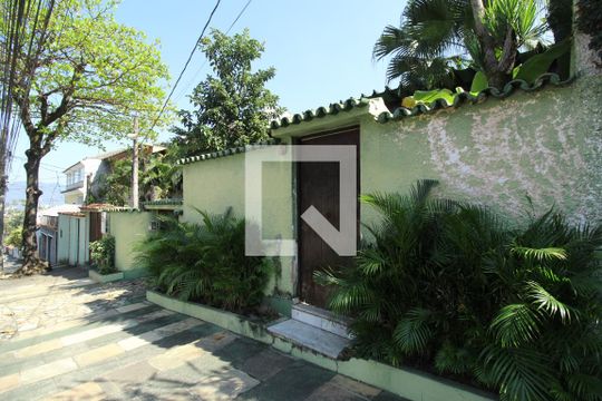 Fachada de casa à venda com 4 quartos, 410m² em Pechincha, Rio de Janeiro