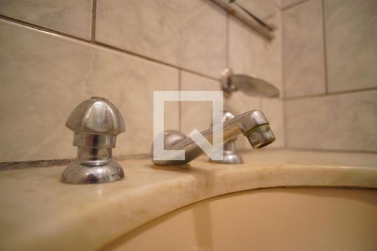 Banheiro Corredor - Torneira de apartamento à venda com 2 quartos, 64m² em Petrópolis, Porto Alegre