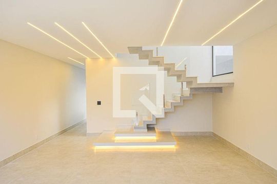 Casa à venda com 3 quartos, 223m² em Itaipu, Niterói