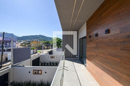 Casa à venda com 3 quartos, 223m² em Itaipu, Niterói