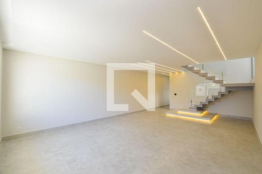 Casa à venda com 3 quartos, 223m² em Itaipu, Niterói