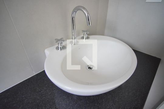 Banheiro da Suíte de apartamento à venda com 1 quarto, 54m² em Três Figueiras, Porto Alegre