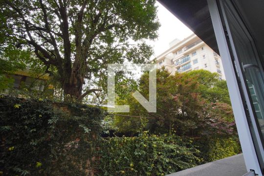 Sala - Vista de apartamento à venda com 1 quarto, 54m² em Três Figueiras, Porto Alegre