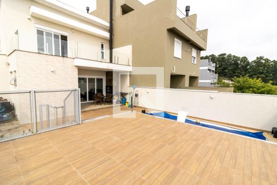 Quintal de casa à venda com 4 quartos, 269m² em Guarujá, Porto Alegre