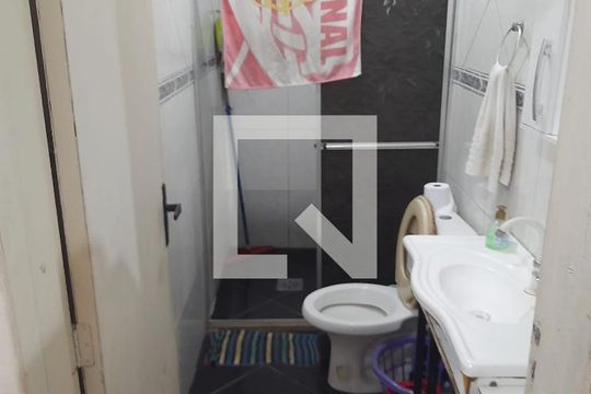 Banheiro de apartamento à venda com 2 quartos, 30m² em Santa Rosa de Lima, Porto Alegre