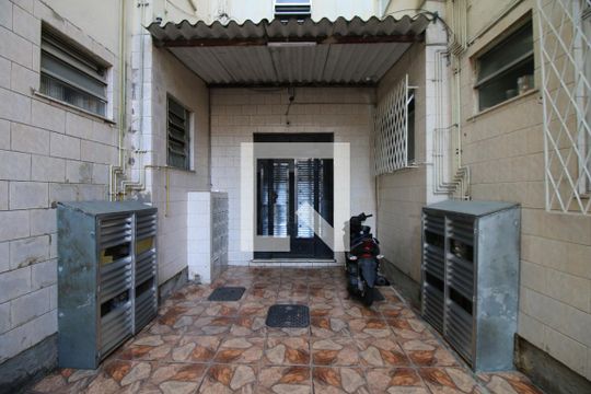 Fachada e portaria de apartamento à venda com 4 quartos, 105m² em Olaria, Rio de Janeiro
