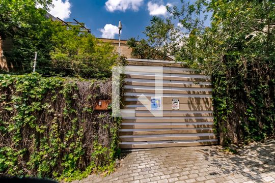 Garagem de casa para alugar com 3 quartos, 335m² em Jardim Leonor, São Paulo