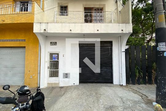 Fachada com plaquinha de casa para alugar com 2 quartos, 100m² em Vila Gustavo, São Paulo
