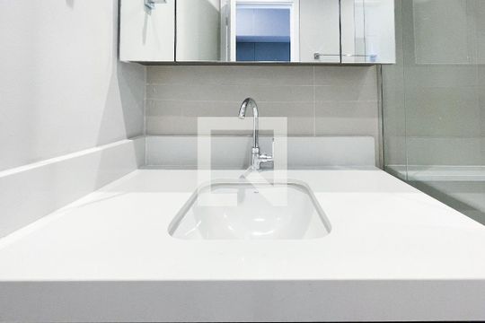 Banheiro de kitnet/studio para alugar com 1 quarto, 24m² em Pinheiros, São Paulo