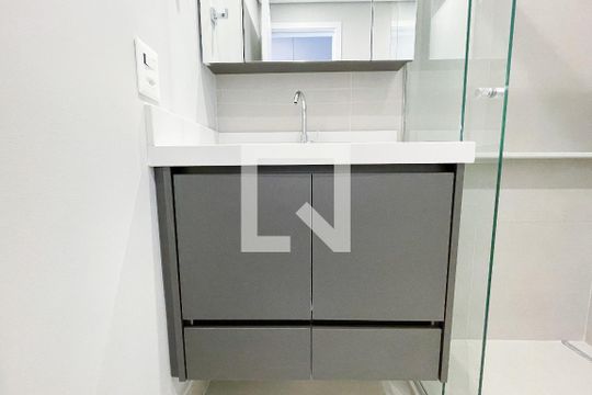 Banheiro de kitnet/studio para alugar com 1 quarto, 24m² em Pinheiros, São Paulo