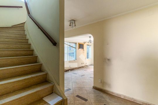 Escada de casa para alugar com 5 quartos, 210m² em Higienópolis, São Paulo
