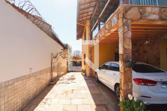 Garagem de casa à venda com 3 quartos, 260m² em Planalto, Belo Horizonte