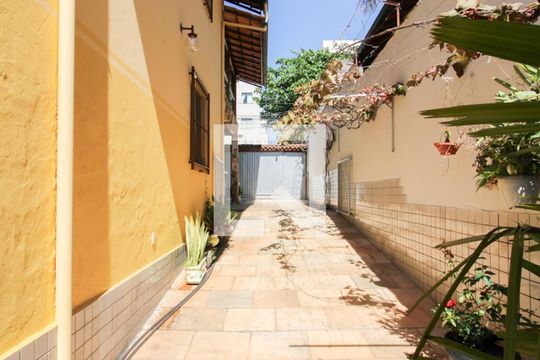 Garagem de casa à venda com 3 quartos, 260m² em Planalto, Belo Horizonte