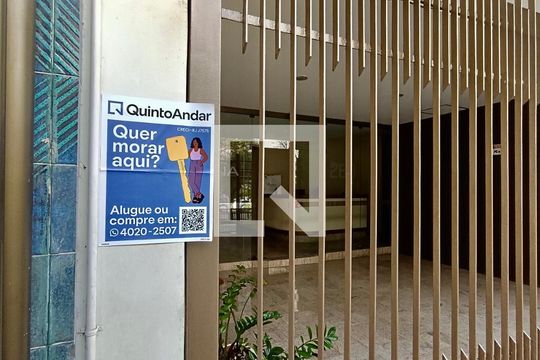 Fachada com cartaz QA de apartamento para alugar com 4 quartos, 144m² em Ipanema, Rio de Janeiro