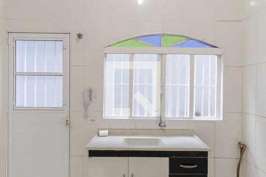 Cozinha de apartamento para alugar com 1 quarto, 30m² em Parque Paineiras, São Paulo