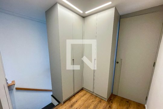 Roupeiro  de kitnet/studio à venda com 1 quarto, 54m² em Jardim das Bandeiras, São Paulo
