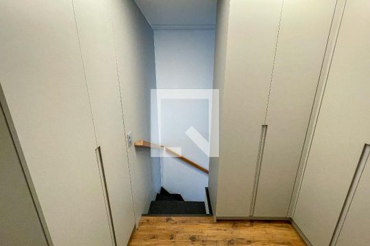 Roupeiro  de kitnet/studio à venda com 1 quarto, 54m² em Jardim das Bandeiras, São Paulo