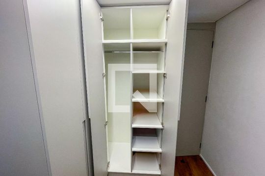 Roupeiro  de kitnet/studio à venda com 1 quarto, 54m² em Jardim das Bandeiras, São Paulo