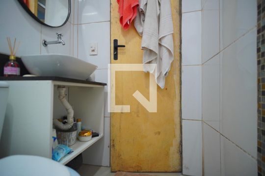 Banheiro Corredor de casa para alugar com 2 quartos, 54m² em Farrapos, Porto Alegre