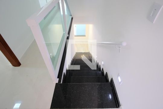 Escada de casa para alugar com 4 quartos, 250m² em Vila Carrão, São Paulo