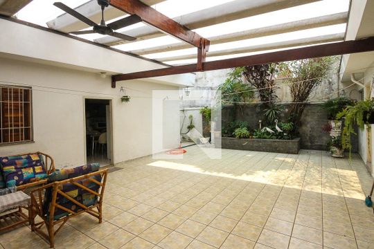 Área externa  de casa à venda com 3 quartos, 300m² em Jardim Teresa, São Paulo