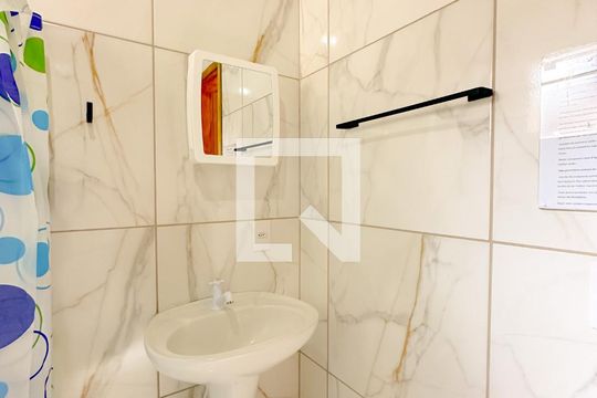 Banheiro de apartamento para alugar com 2 quartos, 50m² em São João do Rio Vermelho, Florianópolis