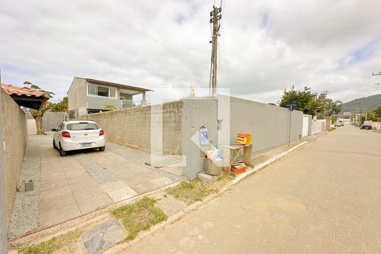 Vista da Rua de apartamento para alugar com 2 quartos, 50m² em São João do Rio Vermelho, Florianópolis