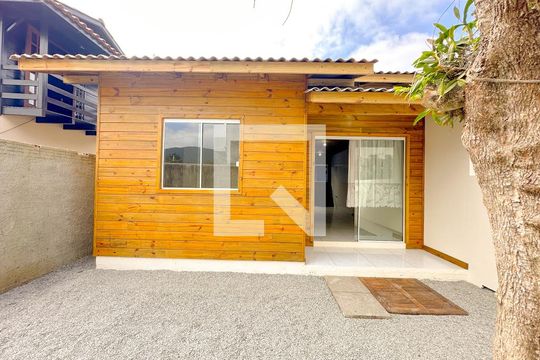 Fachada de apartamento para alugar com 2 quartos, 50m² em São João do Rio Vermelho, Florianópolis
