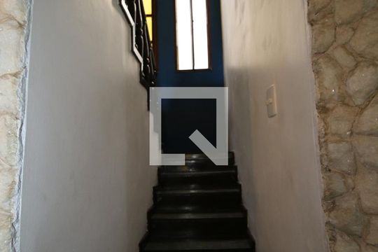 Escada de acesso 2º piso de casa à venda com 3 quartos, 420m² em Penha Circular, Rio de Janeiro
