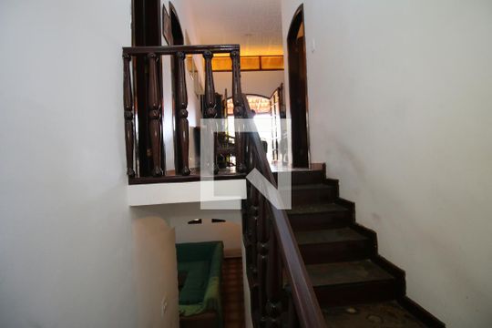 Escada de acesso 2º piso de casa à venda com 3 quartos, 420m² em Penha Circular, Rio de Janeiro
