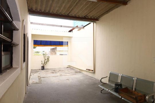 Área Externa de casa para alugar com 4 quartos, 270m² em Jardim Robru, São Paulo