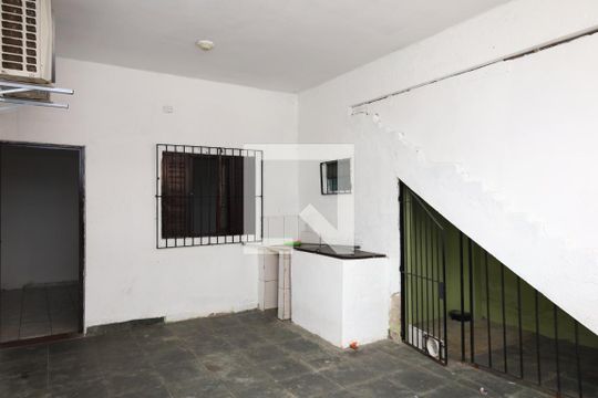 Garagem de casa para alugar com 4 quartos, 270m² em Jardim Robru, São Paulo