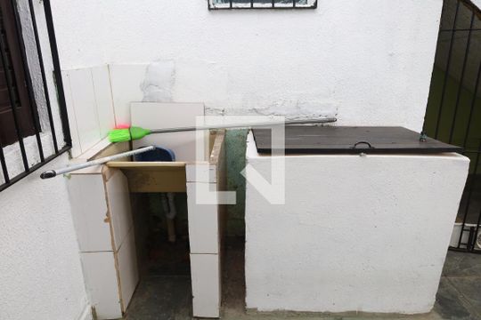 Área de Serviço de casa para alugar com 4 quartos, 270m² em Jardim Robru, São Paulo