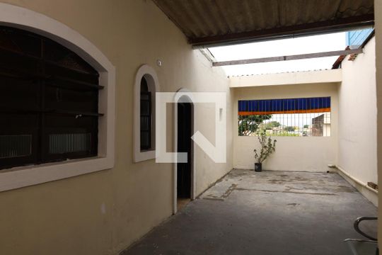 Área Externa de casa para alugar com 4 quartos, 270m² em Jardim Robru, São Paulo