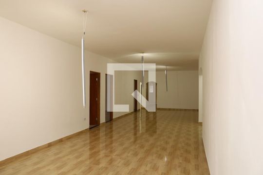 Sala de casa para alugar com 4 quartos, 270m² em Jardim Robru, São Paulo
