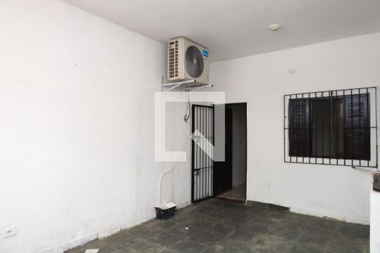Garagem de casa para alugar com 4 quartos, 270m² em Jardim Robru, São Paulo