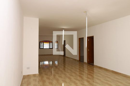 Casa para alugar com 4 quartos, 270m² em Jardim Robru, São Paulo