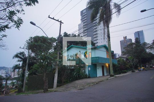 Fachada de casa à venda com 5 quartos, 700m² em Centro, Novo Hamburgo
