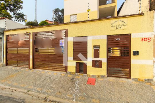 Fachada + Plaquinha de apartamento para alugar com 2 quartos, 34m² em Itaquera, São Paulo
