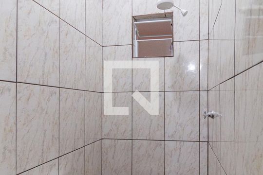 Banheiro de kitnet/studio para alugar com 1 quarto, 17m² em Vila Caldas, Carapicuíba