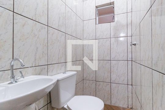 Banheiro de kitnet/studio para alugar com 1 quarto, 17m² em Vila Caldas, Carapicuíba