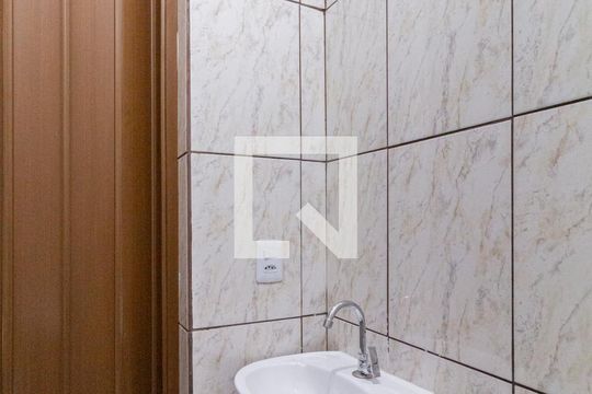Banheiro de kitnet/studio para alugar com 1 quarto, 17m² em Vila Caldas, Carapicuíba