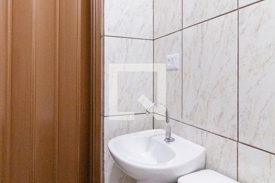 Banheiro de kitnet/studio para alugar com 1 quarto, 17m² em Vila Caldas, Carapicuíba