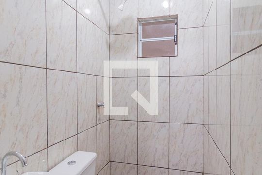 Banheiro de kitnet/studio para alugar com 1 quarto, 17m² em Vila Caldas, Carapicuíba