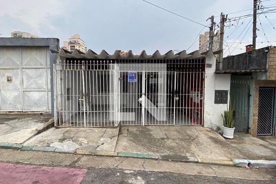 Fachada com plaquinha de casa para alugar com 4 quartos, 156m² em Chora Menino, São Paulo
